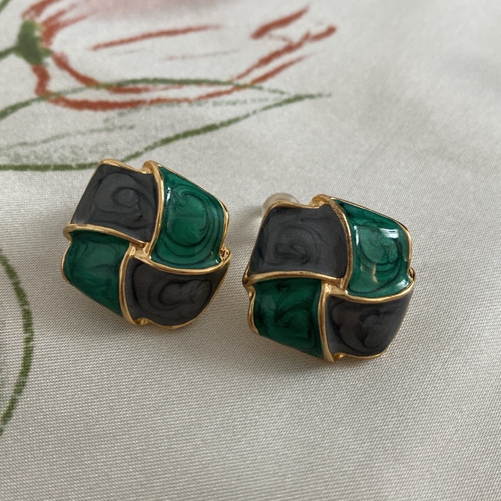 Elegant Gold and Green Earrings 🆕